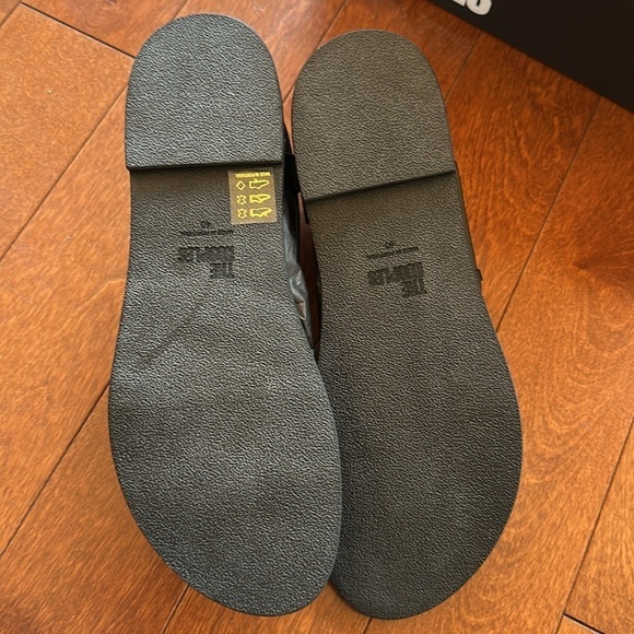 The Kooples Perforated thong Sandals size 40 or a US 9. New with box and dustbag - Picture 9 of 11